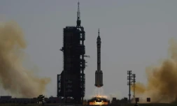 Une fusée Longue Marche-2F, transportant le vaisseau spatial Shenzhou-17 et trois astronautes, décolle du centre de lancement de Jiuquan, dans le désert de Gobi, le 26 octobre 2023 au nord-ouest de la Chine