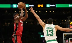 Jimmy Butler du Miami Heat au shoot contre les Boston Celtics dans le match N.1 de la finale de conférence Est le 17 mai 2023 au TD Garden à Boston