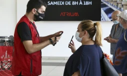 Contrôle du pass sanitaire à l'entrée d'un centre commercial à Ajaccio, le 16 août 2021