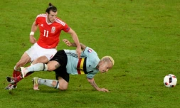 L'attaquant gallolis Garet Bale (g) à la lutte avec le milieu Radja Nainggolan en quarts de finale de l'Euro, le 1er juillet 2016