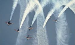 Les pilotes de la patrouille de France effectuent une figure lors d'un vol d'entraînement à bord de leurs alpha-jets, le 09 mars 2001 au dessus de Salon de Provence 