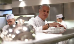 Le Français Eric Ripert, chef et co-propriétaire du restaurant "Le Bernardin" à New York, le 16 mai 2016 dans les cuisines de son établissement