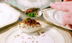 Un sous-chef prépare une entrée au restaurant Rose's Luxury, à Washington, le 21 septembre 2016