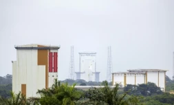 La fusée Ariane 6 sur son pas de tir le 6 mars 2025 au centre spatial guyanais à Kourou