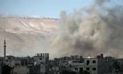De la fumée s'élève sur la ville rebelle de Erbine, dans la Ghouta orientale assiégée, après une frappe, le 2 janvier 2018