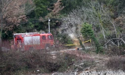Des pompiers sur le site du crash de deux hélicoptÚres de l'armée française au sud du lac de CarcÚs prÚs de Brignoles en France le 2 février 2018