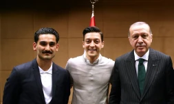 Les footballeurs allemand d'origine turque Ilkay Gundogan (g) et Mesut Özil (c) posent avec le président turc Recep Tayyip Erdogan, le 13 mai 2018 à Londres