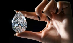 Le diamant blanc "The Rock", présenté à Genève le 6 mai 2022, avant sa mise aux enchères le 11 mai 2022
