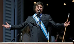 Le président argentin Javier Milei salue la foule depuis le balcon du palais présidentiel, le 10 décembre 2023 à Buenos Aires