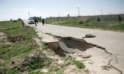 Une profonde fissure dans une route à la frontière entre l'Egypte et la bande de Gaza, à Rafah le 1er mars 2016