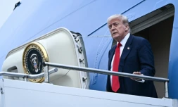 Le président américain Donald Trump arrive à bord d'Air Force One en Ecosse, le 25 juillet 2025 