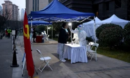 Un habitant se fait tester au Covid-19 à Xi'an, en confinement, le 23 décembre 2021 en Chine