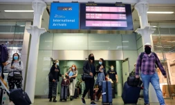 Des voyageurs portant des masques de protection dans le hall d'arrivée de la gare St Pancras, le 14 août 2020 à Londres, aprÚs avoir pris le train Eurostar à Paris