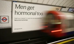 Une publicité dans le métro de Londres incite les hommes à tester leur niveau de testostérone, le 4 janvier 2026