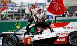 L'Espagnol Fernando Alonso (d), le Suisse Sebastien Buemi (g) et le Japonais Kazuki Nakajima (au volant) lors de la victoire aux 24 Heures du Mans le 16 juin 2019