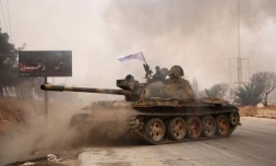 Des rebelles syriens se réclamant de l' Armée de la Conquête manoeuvrent un tank T-55 lors d'un assaut sur les forces pro-régime à Alep, le 28 octobre 2016