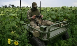 Un soldat ukrainien fait une démonstration de robot piloté à distance permettant d'évacuer des soldats blessés du front, dans l'est de l'Ukraine, le 11 août 2025

