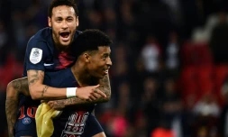 La joie de l'attaquant du PSG Neymar juché sur les épaules du défenseur Presnel Kimpembé aprÚs la victoire contre Monaco au Parc des Princes, le 21 avril 2019