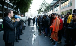 La gendarmerie évacue des migrants de leur campement de fortune installé à la halle Pajol à Paris le 29 juin 2016