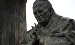 La statue en bronze de Jean-Paul II surmontée d'une croix, à Ploêrmel, dans le Morbihan le 2 novembre 2017