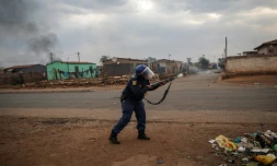 Un membre de la police intervient dans le township de Katlhong en Afrique du Sud, le 5 septembre 2019