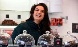 Alixe Bornon devant ses créations "Les Belles Envies" à Paris le 6 mars 2020  