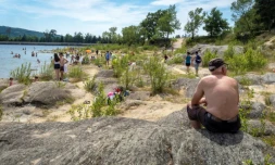 Des personnes se rafraichissent dans la rivière Saint-Ferreol, dans le sud de la France, le 23 juin 2019