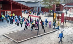 Des enfants retournent à l'école, le 27 avril 2020 à Trondheim, en NorvÚge