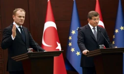 Le Premier ministre turc Ahmet Davutoglu (D) et le président du Conseil européen Donald Tusk (G) lors d'une conférence de presse aprÚs une réunion à Ankara le 3 mars 2016