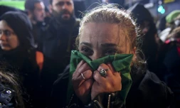 Une militante pro-IVG réagit devant le Congrès à Buenos Aires, le 9 août 2018, après le rejet par le Sénat argentin du projet de loi sur la légalisation de l'avortement