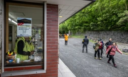 Des randonneurs passent devant le centre administratif de la 5e station de la ligne Fuji Subaru, qui mÚne au sentier Yoshida pour escalader le mont Fuji, au premier jour de la saison avec les nouvelles mesures de droits d'entrée, le 1er juillet 2024 à Narusawa, au Japon