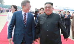 Moon Jae-in et Kim Jong Un à l'aéroport de Pyongyang en Corée du Nord, le 18 septembre 2018