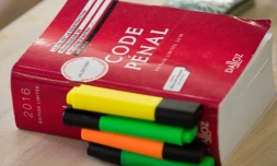 Le Sénat s'empare mardi, aprÚs l'Assemblée nationale, de la réforme de la justice pénale des mineurs, une réforme "trÚs attendue", selon la majorité sénatoriale de droite, qui souhaite cependant différer de six mois son application pour assurer son efficacité