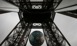L'oeuvre de l'artiste américain Shepard Fairey "Earth Crisis"  installée sous la tour Eiffel à Paris, le 20 novembre 2015