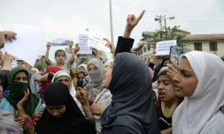 Des manifestants défilent à Srinagar, la capitale du Cachemire indien, pour protester contre la révocation de l'autonomie de la région par New Delhi, le 16 août 2019