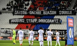 Banderole de supporters lyonnais en colère, avant le match contre Nancy le 8 février 2017 au Parc OL
