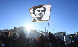 Portrait de Bernard Tapie agité lors d'un rassemblement au port de Marseille peu avant ses funéraillles, le 8 octobre 2021