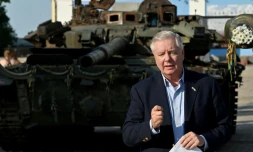Le sénateur américain Lindsey Graham devant des équipements militaires russes édtruits exposés à Kiev le 26 mai 2023