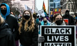 Des manifestants Ă Minneapolis le 19 avril 2021