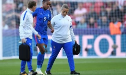 L'attaquante de l'équipe de France Marie-Antoinette Katoto quitte le terrain, après s'être blessée au genou droit, lors du match de l'Euro 2022 face à la Belgique, le 14 juillet 2022 au New York Stadium à Rotherham (Angleterre)