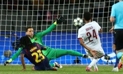 Senny Mayulu (N24) marque le but du Paris SG mercredi soir à Barcelone en Ligue des champions.