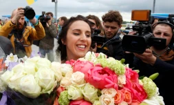 La chanteuse ukrainienne Jamala accueillie à l'aéroport de Kiev le 15 mai 2016 aprÚs avoir remporté l'Eurovision la veille à Stockholm