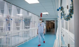 Dr Charles Damoisel dans l'unité de réanimation de l'hôpital Antoine Beclere à Clamart, près de Paris, le 3 décembre 2021