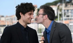 Le réalisateur Michel Hazanavicius fait mine d'embrasser l'acteur Louis Garrel, pour la présentation du film "Le Redoutable", à Cannes, le 21 mai 2017