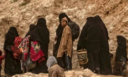 Des membres présumés du groupe Etat islamique (EI) fuient le village de Baghouz (Syrie), le 14 mars 2019