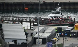 Des migrants récupérés en mer alors qu'ils tentaient de traverser la Manche depuis la France, arrivent à la marina de Douvres, dans le sud-est de l'Angleterre, le 21 mai 2025