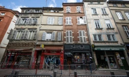 Un immeuble menaçant de s'effondrer, sécurisé par les services municipaux à Toulouse, le 14 avril 2025 en Haute-Garonne