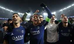 Les joueurs du Paris Saint-Germain célèbrent leur victoire à la fin du match de Champions League contre Manchester City au Parc des Princes à Paris, le 22 janvier 2025