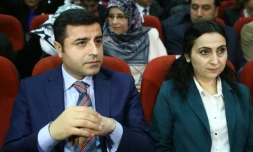 Les deux coprésidents du HDP, principal parti prokurde et deuxième parti d'opposition en Turquie, Figen Yüksekdag (G) et Selahattin Demirtas, à Ankara le 10 avril 2015