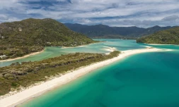 Photo non datée de la plage Awaroa, une bande de 800 m de sable fin adjacente au Abel Tasman National Park sur l'île du sud de Nouvelle-Zélande, rachetée grâce à des financement participatif du public